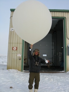 French professional photographer Vincente Munier tries his hand at launching a hydrogen filled weather balloon from Eureka Weather Station.